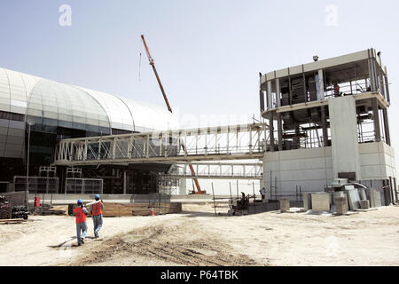 I lavori di costruzione a Dubai International Airport, espansione terminale 3, Dubai, Emirati arabi uniti, settembre 2006. La misura 1km da estremità a estremità e Foto Stock