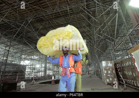 I lavori di costruzione a Dubai International Airport, espansione terminale 3, Dubai, Emirati arabi uniti, settembre 2006. La misura 1km da estremità a estremità e Foto Stock