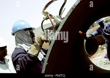 Distretto di impianto di raffreddamento al Jumeirah Beach Residence sito, Dubai, Emirati Arabi Uniti, aprile 2005. Il Golfo di temperature roventi significa che l efficienza Foto Stock