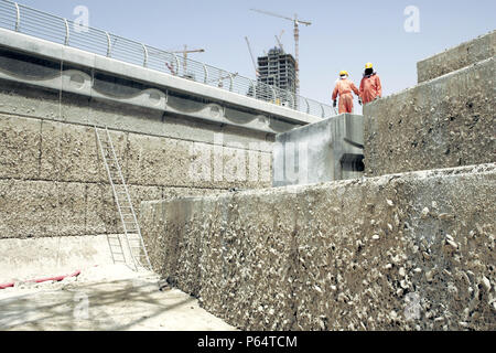 Distretto di impianto di raffreddamento al Jumeirah Beach Residence sito, Dubai, Emirati Arabi Uniti, aprile 2005. Il Golfo di temperature roventi significa che l efficienza Foto Stock