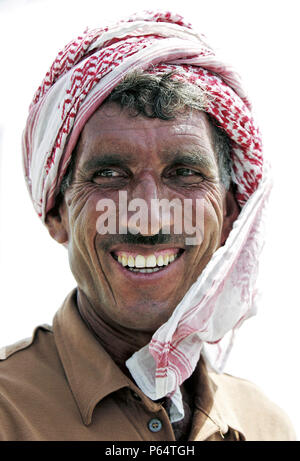 Lal Zaada, un lavoratore edile, colloqui con un reporter di ITP in Sheikh Zayed Road, Dubai, Emirati Arabi Uniti, 3 luglio 2005. Foto Stock