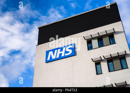 WARRINGTON, Regno Unito - 6 Marzo 2016: vista del NHS (Servizio sanitario nazionale) il logo a Springfields Medical Center nel centro di Warrington, Cheshire Foto Stock