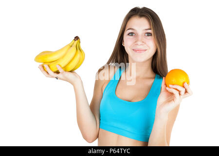 Athletic ragazza con frutta su sfondo bianco Foto Stock