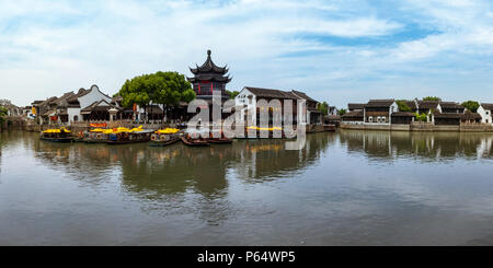 Architettura tradizionale e uno splendido scenario in Shan Tang Jie a Suzhou in Cina il 2 giugno, 2018 Foto Stock