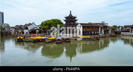 Architettura tradizionale e uno splendido scenario in Shan Tang Jie a Suzhou in Cina il 2 giugno, 2018 Foto Stock