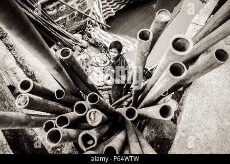 Lavoratore Rimozione tubi in fiume su un sito in costruzione Foto Stock