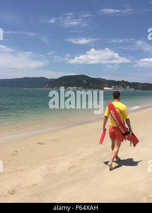 Giugno 21st, 2018 Bico das Lulas beach, Troia, Portogallo - un bagnino di pattuglie sulla spiaggia soleggiata giornata estiva. Foto Stock