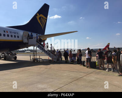 Giugno 25th, 2018, Lisbona, Portogallo - le persone che entrano un volo Ryanair al terminale 2 della Humberto Delgado aeroporto, conosciuto anche come aeroporto di Portela. Foto Stock
