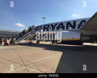 Giugno 25th, 2018, Lisbona, Portogallo - le persone che entrano un volo Ryanair al terminale 2 della Humberto Delgado aeroporto, conosciuto anche come aeroporto di Portela. Foto Stock