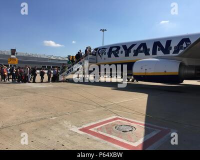 Giugno 25th, 2018, Lisbona, Portogallo - le persone che entrano un volo Ryanair al terminale 2 della Humberto Delgado aeroporto, conosciuto anche come aeroporto di Portela. Foto Stock