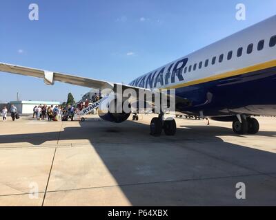 Giugno 25th, 2018, Lisbona, Portogallo - le persone che entrano un volo Ryanair al terminale 2 della Humberto Delgado aeroporto, conosciuto anche come aeroporto di Portela. Foto Stock