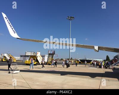 Giugno 25th, 2018, Lisbona, Portogallo - le persone che entrano un volo Ryanair al terminale 2 della Humberto Delgado aeroporto, conosciuto anche come aeroporto di Portela. Foto Stock
