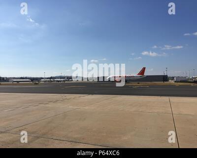 Giugno 25th, 2018, Lisbona, Portogallo - un aereo EasyJet sulla pista del Humberto Delgado aeroporto, conosciuto anche come aeroporto di Portela Foto Stock