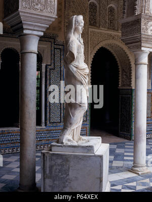 Statua in corridoio con pilastri e porta,Casa de Pilatos,Siviglia,Spagna Foto Stock