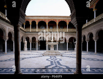 Tradizionale cortile con fontana e statua,Casa de Pilatos,Siviglia,Spagna Foto Stock