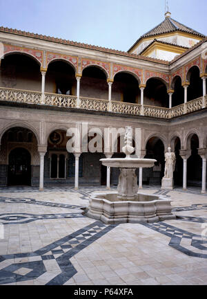 Tradizionale cortile con fontana e statua,Casa de Pilatos,Siviglia,Spagna Foto Stock