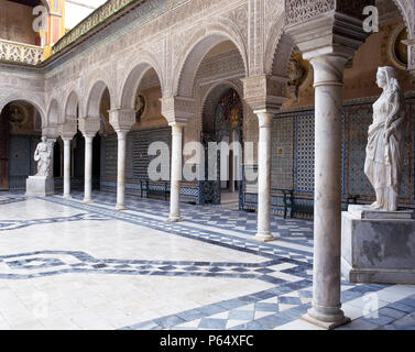 Tradizionale cortile con statua e porta,Casa de Pilatos,Siviglia,Spagna Foto Stock