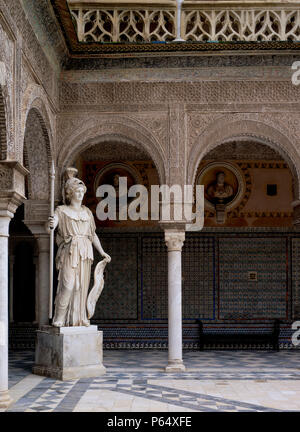 Tradizionale cortile con statua,Casa de Pilatos,Siviglia,Spagna Foto Stock