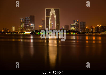 Scena notturna della porta d'Oriente a Suzhou, Cina Foto Stock