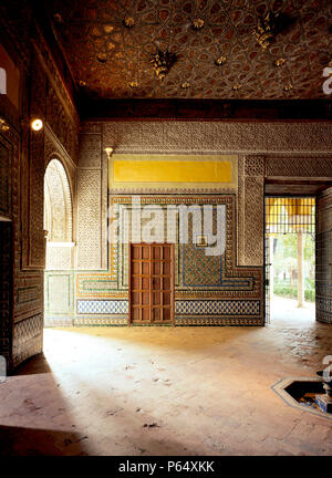 Porta di legno in una stanza con arco e porta,Casa de Pilatos,Siviglia,Spagna Foto Stock