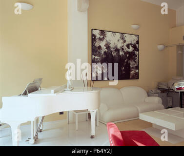 Vista di un Baby Grand Piano in una stanza vivente Foto Stock