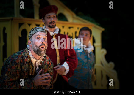 Una performance del Mercante di Venezia da Illyria teatro a Trebah anfiteatro del giardino in Cornovaglia. Foto Stock