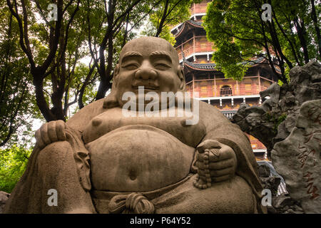 Maitreya Buddha presso il tempio Cinese all'aperto Foto Stock