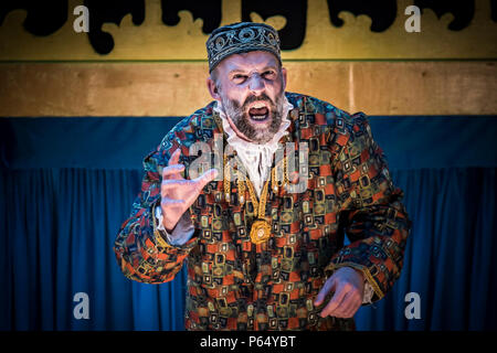 Una rappresentazione del Mercante di Venezia del Teatro Illiria all'Anfiteatro Trebah Garden in Cornovaglia con David Sayers come Shylock. Foto Stock