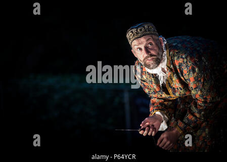 Una performance del Mercante di Venezia da Illyria teatro a Trebah anfiteatro del giardino in Cornovaglia. Foto Stock