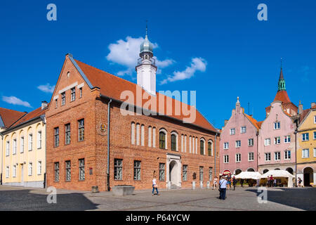 Olsztyn, Warmian-Masurian / Polonia - 2018/06/16: Palazzo Comunale presso la piazza principale del mercato nel quartiere storico di Olsztyn città vecchia Foto Stock