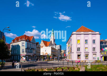 Olsztyn, Warmian-Masurian / Polonia - 2018/06/16: Olsztyn centro città con Jednosci Slowianskiej piazza e municipio Foto Stock