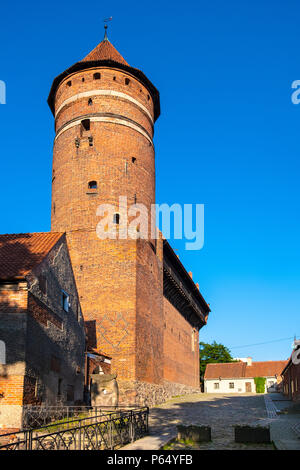 Olsztyn, Warmian-Masurian / Polonia - 2018/06/16: torre di difesa nel castello dei Vescovi Warmian nel quartiere storico di Olsztyn città vecchia Foto Stock