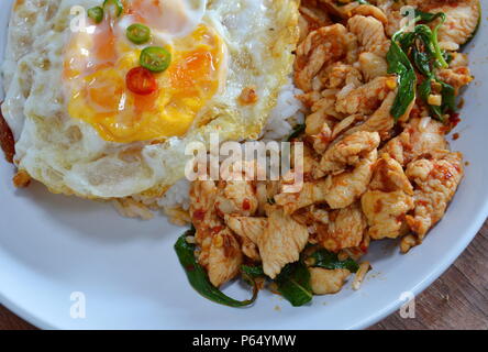 Spicy stir-Fried Chicken Curry e le uova in un piatto Foto Stock