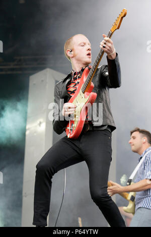 Alex Trimble di due porte di Cinema Club esegue il giorno 3 di Latitude Festival presso Henham Park Station Wagon sulla luglio 15, 2017 in Southwold, Englan Foto Stock