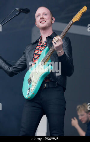 Alex Trimble di due porte di Cinema Club esegue il giorno 3 di Latitude Festival presso Henham Park Station Wagon sulla luglio 15, 2017 in Southwold, Englan Foto Stock