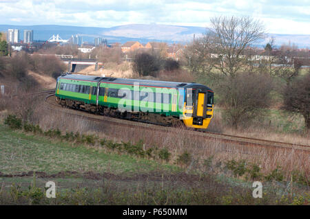 Un Blackpool North - York service alimentato da una classe 158 Express Sprinter DMU convoglio recentemente trasferito da treni centrale si arrampica lontano dal WC Foto Stock