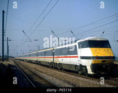 Un DVT InterCity 225 in British Rail InterCity livrea capi a sud lungo la East Coast Main Line alimentato da una classe 91 motrice posteriore. Foto Stock