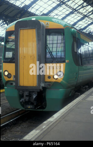 Un Andare Via Class 375 Electrostar sorge presso la piattaforma alla stazione di Brighton con un servizio di Portsmouth. C 2003 Foto Stock