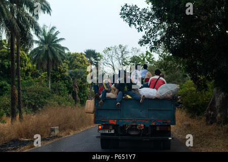 Cacheu, Repubblica di Guinea Bissau - Febbraio 1, 2018: persone che viaggiano nella parte posteriore di un camion nella regione di Cacheu, in Guinea Bissau. Foto Stock