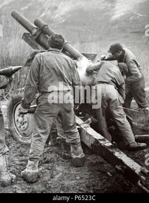 Artiglieria francese anticipo tedesco su posizioni nella regione dei Vosgi, Francia 1944 Foto Stock