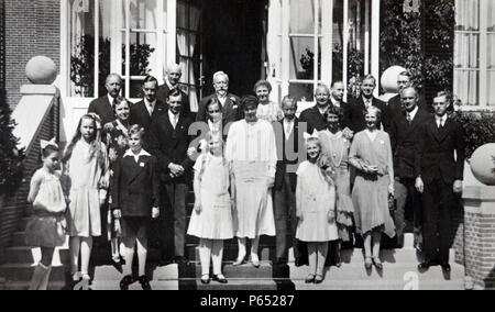 Il tedesco esiliata famiglia reale a Doorn, Paesi Bassi 1924. Il Kaiser Guglielmo II e sua moglie può essere visto sul retro del gruppo. Foto Stock