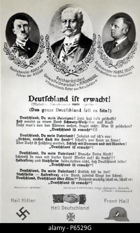 La Germania si è risvegliata!' una cartolina di propaganda che trasportano i ritratti di Adolf Hitler, Presidente Hindenburg e Franz Seldte (Franz Seldte (29 giugno 1882 â€ì 1 aprile 1947) è stato cofondatore del tedesco Stahlhelm organizzazione paramilitare, un uomo politico nazista e ministro del Lavoro del Reich tedesco dal 1933 al 1945). Foto Stock