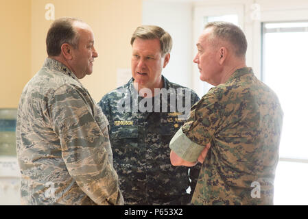 Presidente del Comune di capi di Stato Maggiore gen. Giuseppe Dunford Jr., Comandante della Allied Joint Force comando adm. Mark Ferguson e comandante uscente della U.S. Comando europeo (EUCOM) gen. Phillip Breedlove parlare prima della modifica EUCOM del comando cerimonia alla caserma di patch a Stoccarda, Germania, martedì, 3 maggio 2016. (DoD foto di D. Myles Cullen/rilasciato) Foto Stock