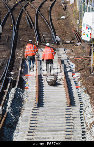 Balfour Beatty i contraenti a piedi lungo la nuova posa traversine di cemento a Redbridge stazione, Southampton, Hampshire il 5 marzo 2006. La vecchia via e sl Foto Stock