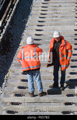 Balfour Beatty appaltatori stand su nuova posa traversine di cemento a Redbridge stazione, Southampton, Hampshire il 5 marzo 2006. La vecchia via e slee Foto Stock