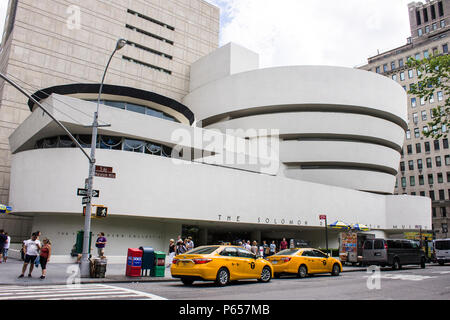 La città di New York. Il Solomon R Guggenheim Museum, un museo di arte situato a Quinta Avenue nella Upper East Side di Manhattan. Costruito nel 1959 Foto Stock