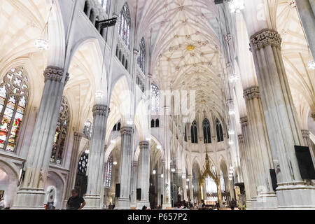 La città di New York. La Cattedrale di San Patrizio, un gusto neogotico stile-cattedrale cattolica romana chiesa negli Stati Uniti e in un prominente landmar Foto Stock