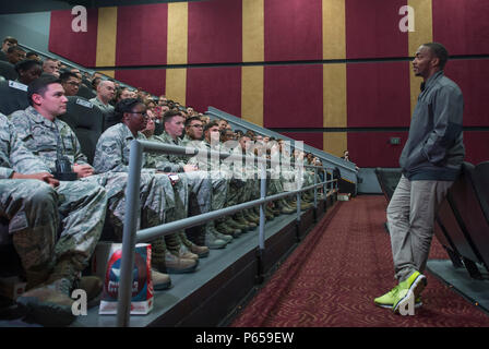 Anthony Mackie, attore, indirizzo U.S. Avieri presso un cinema a Hampton Virginia, 4 maggio 2016. Mackie sorpreso il avieri con un pre-screening del prossimo film di meraviglia, Captain America: guerra civile. (U.S. Air Force foto di Senior Airman Kayla Newman) Foto Stock