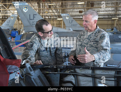 L'assistente dell'Air National Guard del comandante dell'Air Education and Training Command rivede le procedure di manutenzione per F-16D Fighting Falcon longeron e telai a baldacchino con personale Texas ANG presso Luke Air Force base, Arizona, 12 aprile 2016. La discussione assicura integrità strutturale, sicurezza di volo e preparazione operativa per le missioni di caccia multiruolo eseguite dal 149th Fighter Wing. Foto Stock