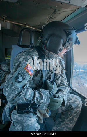 Stati Uniti Army Sgt. Carlton Quenneville, capo equipaggio, Charlie Company, 3° Battaglione, 126Reggimento di aviazione (Air Ambulance), Vermont Esercito Nazionale Guardia, controlla la zona esterna durante un HH-60M Black Hawk volo in elicottero, Aprile 29, 2016. Soldati con C/3-126th AVN (AA) ha partecipato con i piloti dal 134Fighter Squadron, 158Fighter Wing, Vermont Air National Guard, in una lotta contro la ricerca e il salvataggio di esercizio. (U.S. Esercito nazionale Guard Foto di Spc. Avery Cunningham) Foto Stock